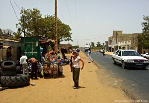 Anche i tempi della vita quotidiana sono dilatati, nessuna pressione, si impara che bisogna mettere in conto l’imprevisto quotidiano come la ruota bucata oppure la rottura del filo dell’acceleratore……ma tutto si ripara e soprattutto ci si aiuta…con calma e tanti sorrisi, a volte si improvvisa una danza oppure si suona qualcosa, tutti insieme naturalmente.