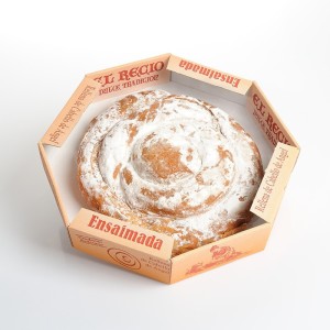 Si prepara con il saïm, lo strutto da cui prende il nome. L’abilità sta nel tirare la pasta, talmente sottile che risulti quasi trasparente, per poi avvolgerla su se stessa in molti giri, e disporla a spirale sulla teglia, in senso orario, inoltre grazie all’esperienza e all’arte dei panificatori maiorchini che preparano questo dolce tutti i giorni, lo lasciano lievitare per tutto il tempo che serve, e lo cuociono nel forno dopo il pane, in modo che quest’ultimo sia molto caldo, ma quasi spento.