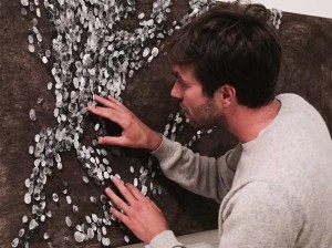 Tindar durante la realizzazione di una sua opera